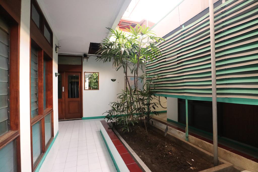 Hotel Keluarga Djagalan Raya Surabaya Esterno foto