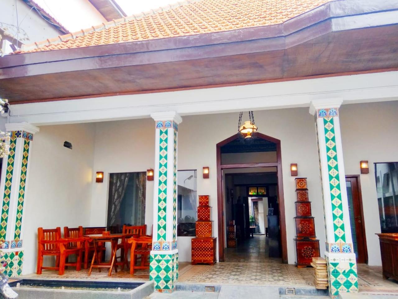 Hotel Keluarga Djagalan Raya Surabaya Esterno foto