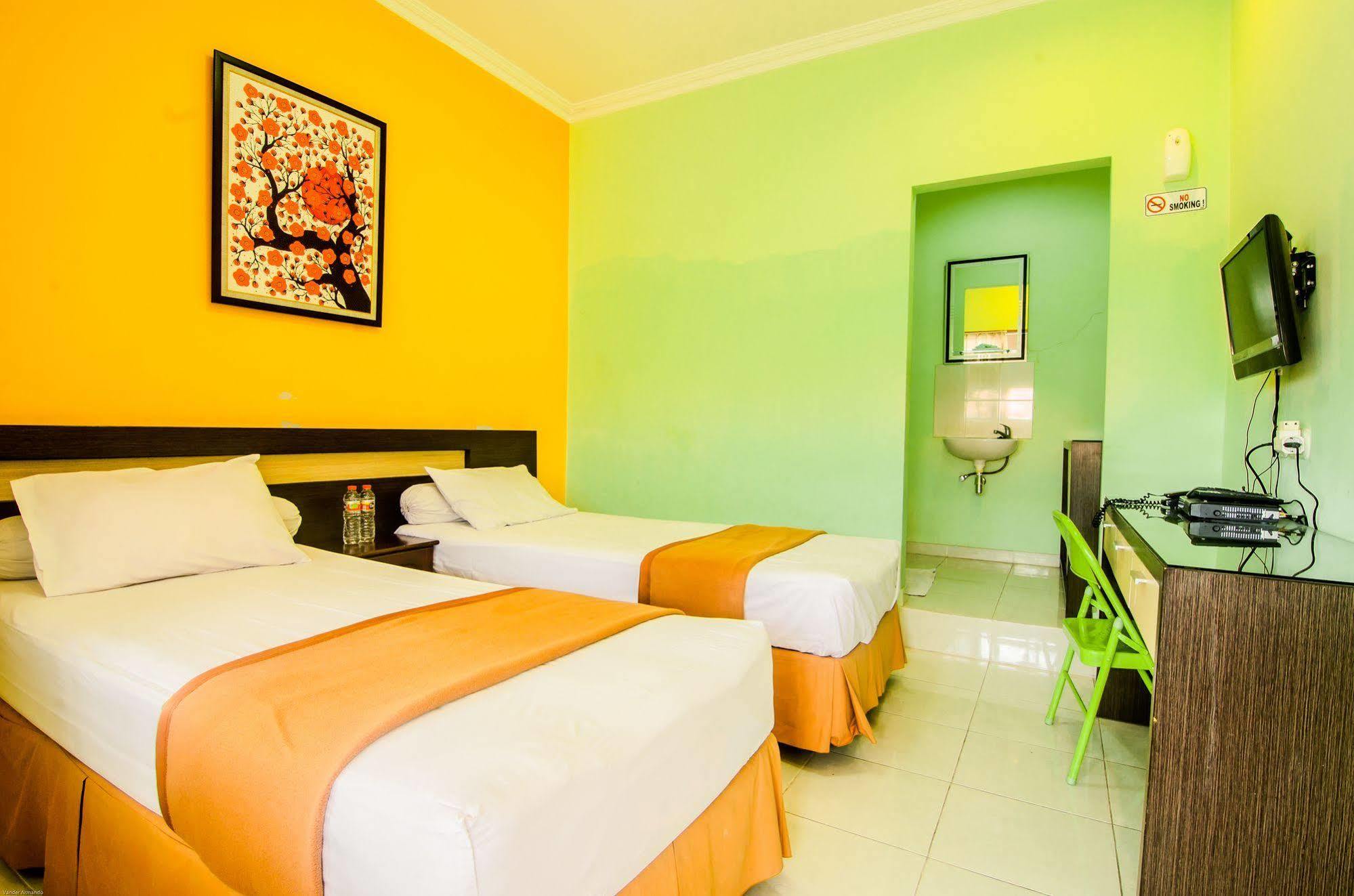 Hotel Keluarga Djagalan Raya Surabaya Esterno foto