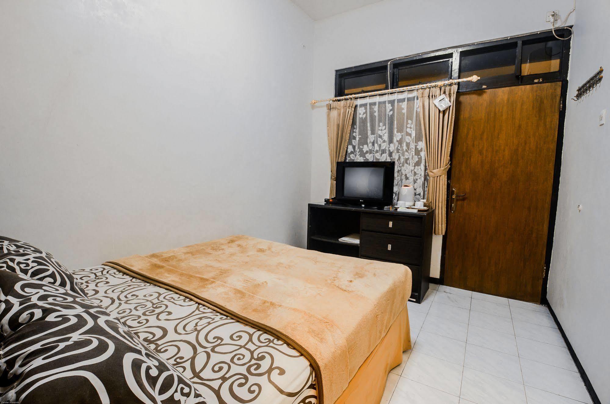 Hotel Keluarga Djagalan Raya Surabaya Esterno foto