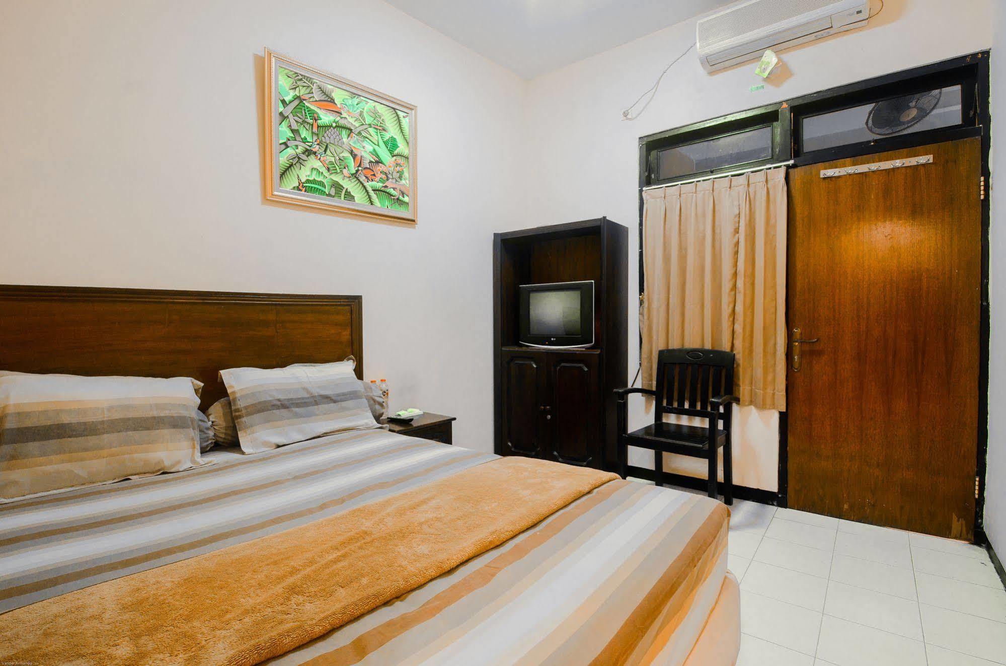 Hotel Keluarga Djagalan Raya Surabaya Esterno foto