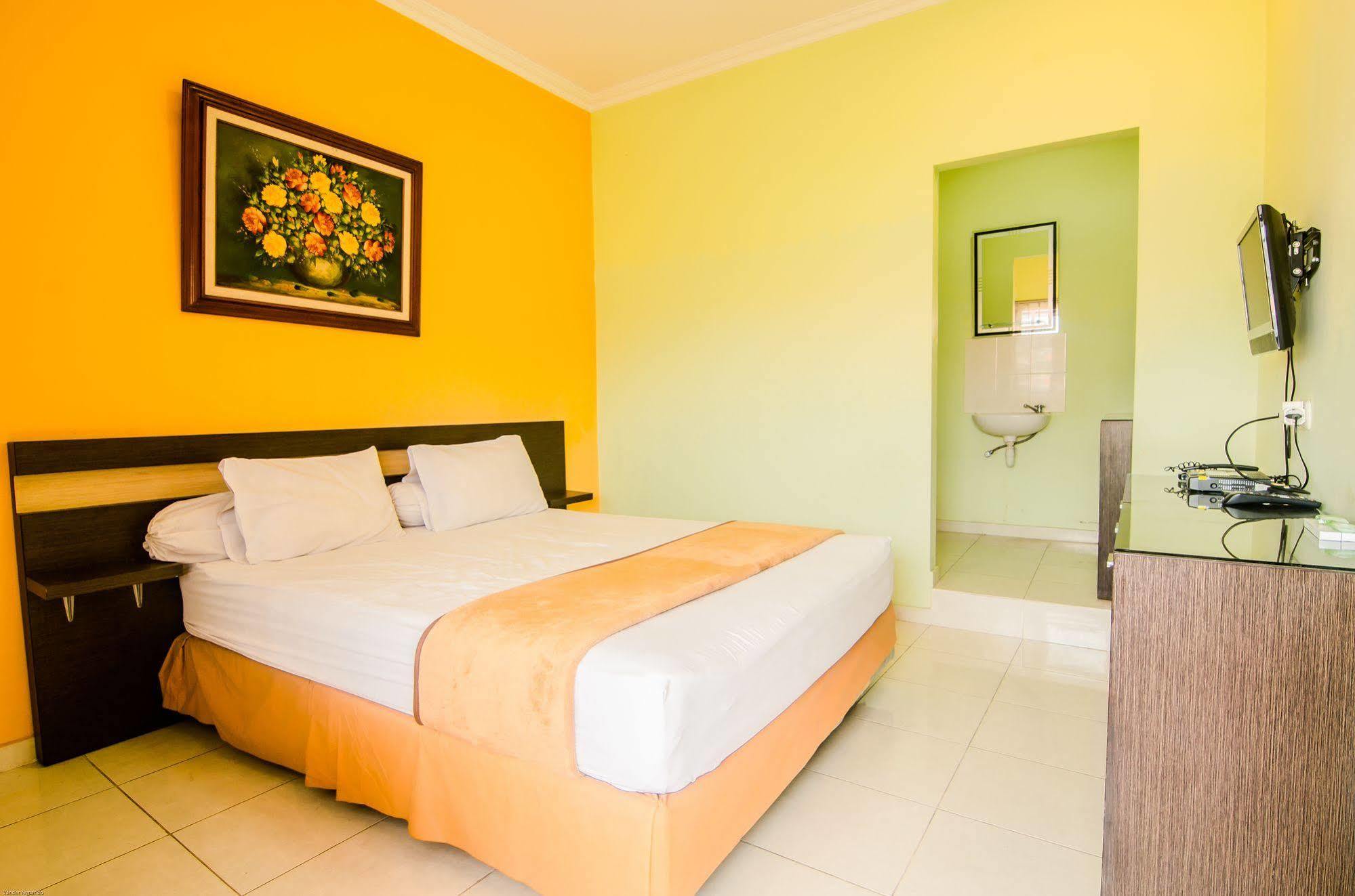 Hotel Keluarga Djagalan Raya Surabaya Esterno foto