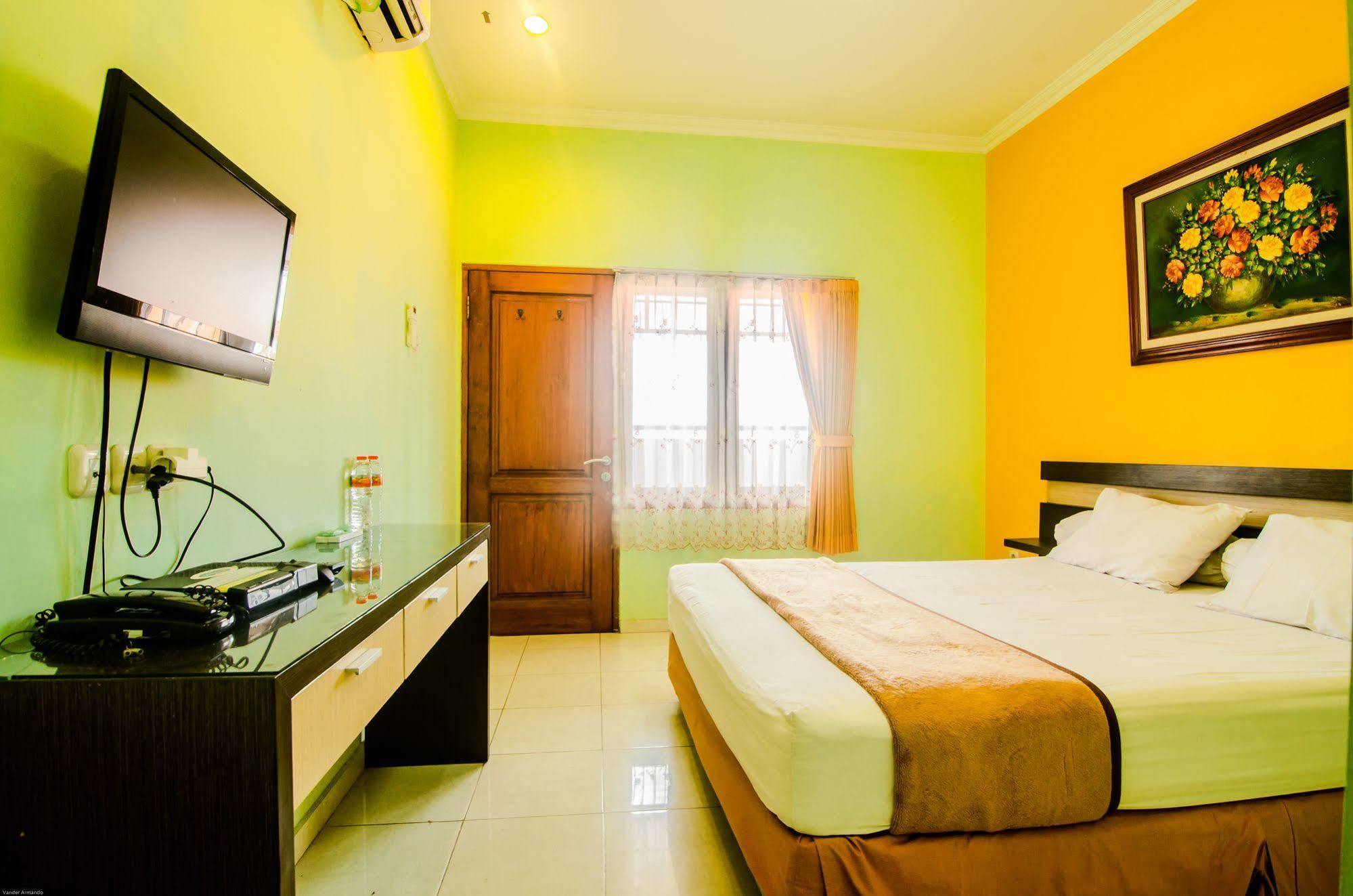 Hotel Keluarga Djagalan Raya Surabaya Esterno foto