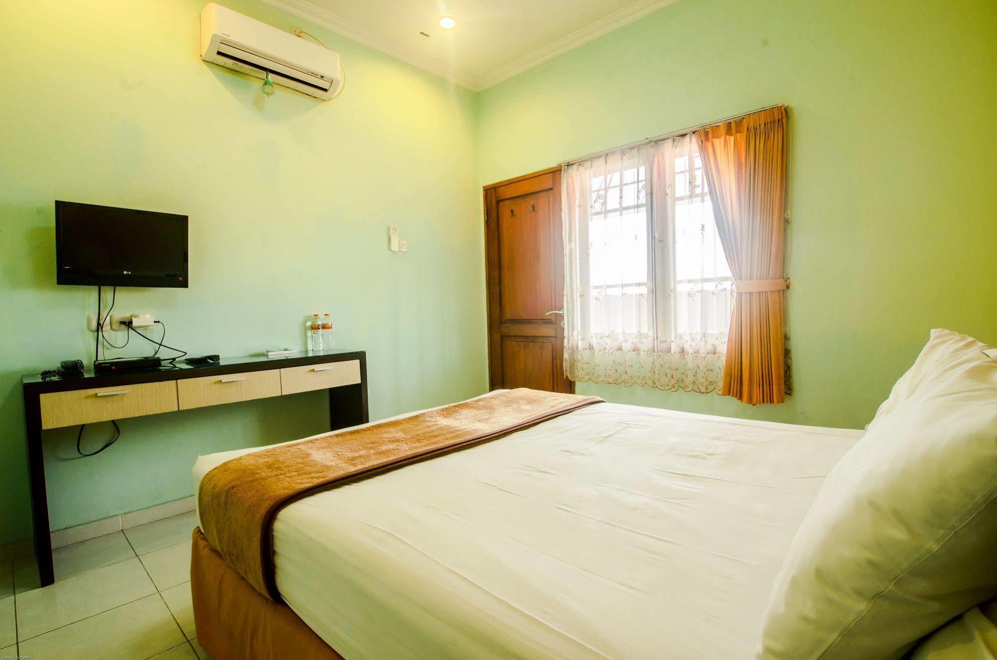 Hotel Keluarga Djagalan Raya Surabaya Esterno foto