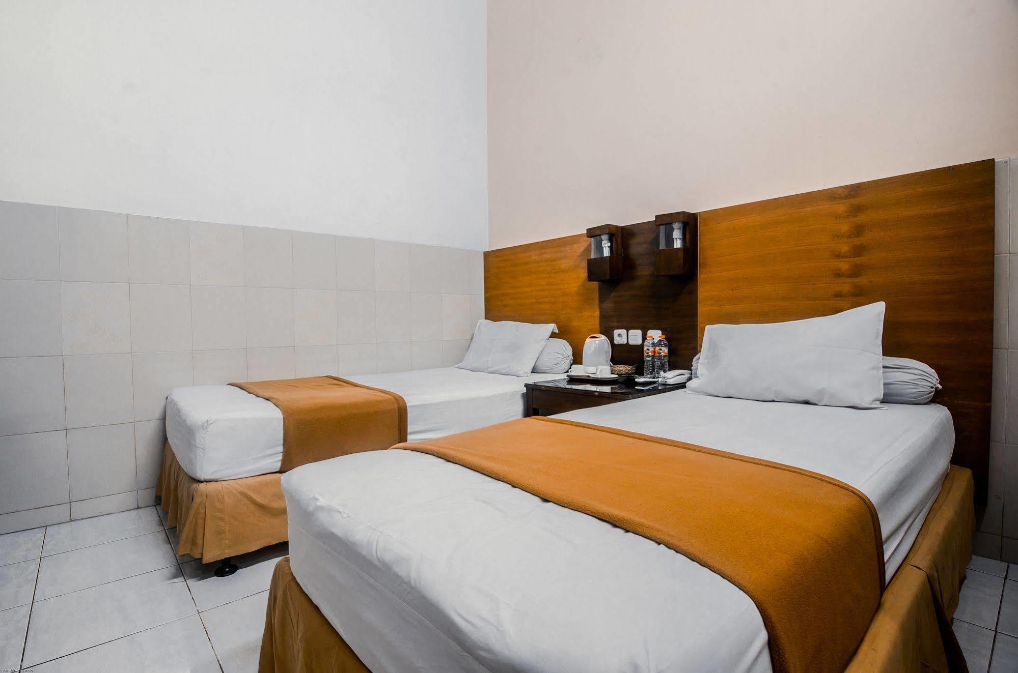 Hotel Keluarga Djagalan Raya Surabaya Esterno foto