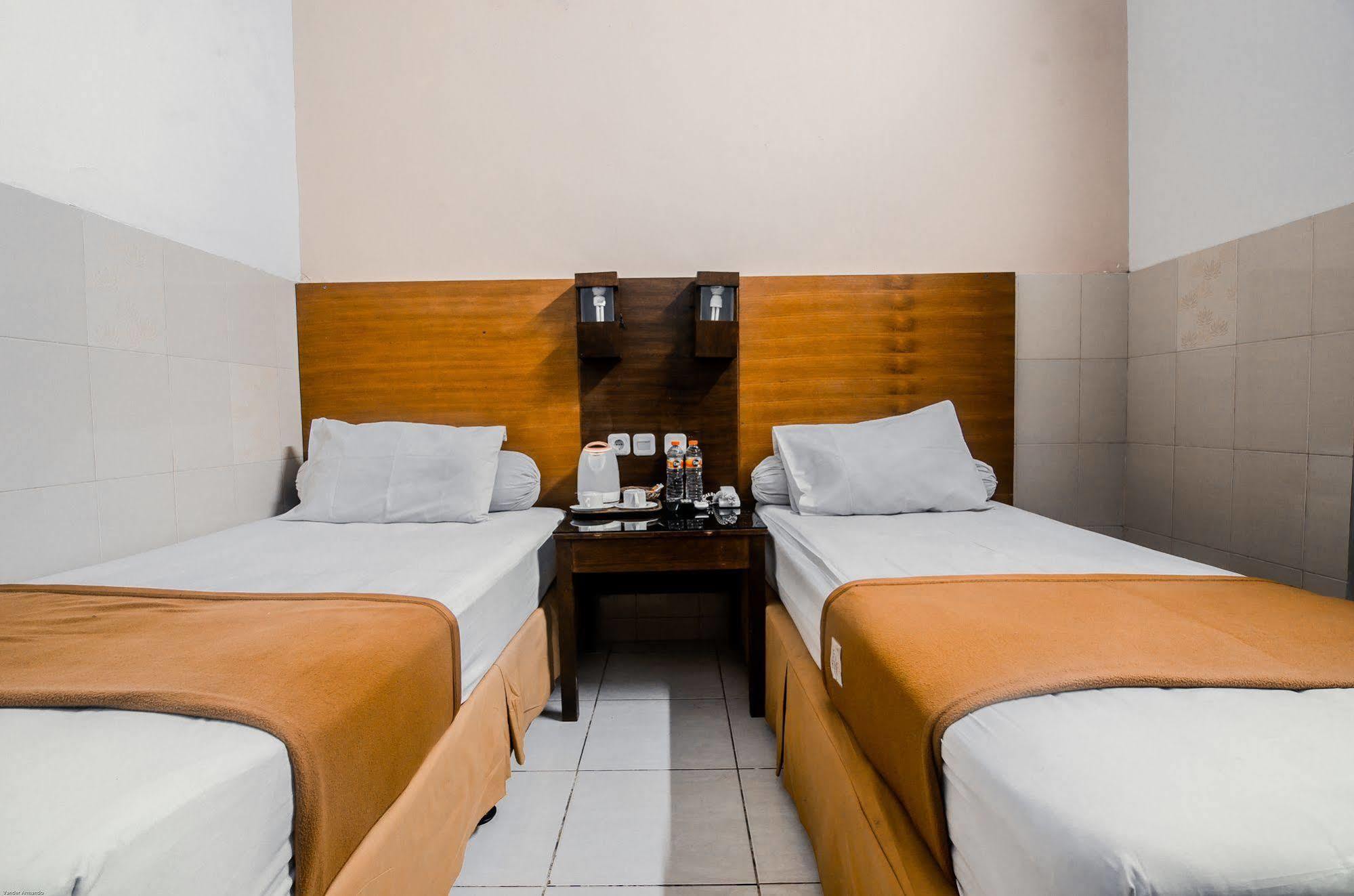 Hotel Keluarga Djagalan Raya Surabaya Esterno foto